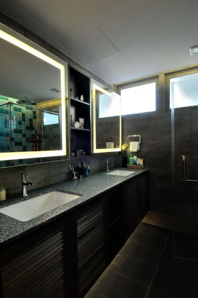 Asian Cosmopolitan Penthouse - Master bathroom